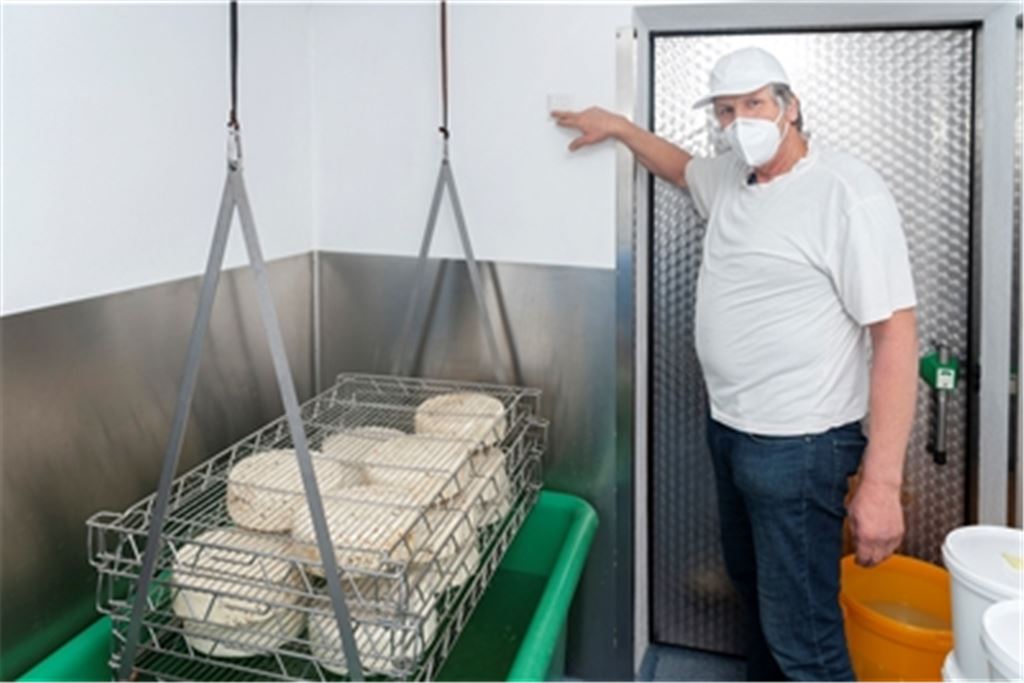 Der Wiernsheimer Biolandwirt Jörg Blessing in der Käserei seines Betriebes. Die Nachfrage nach seinen Produkten hat in der Corona-Zeit noch einmal zugenommen. Foto: Fotomoment