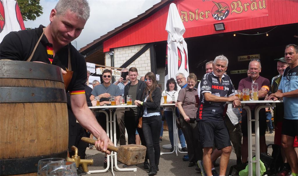 Der Wiernsheimer Bürgermeister Matthias Enz sticht das Fass für das Brauereifest an. Ab sofort gibt es bei Adlerbräu auch eine Bier-Variante ohne Alkohol.