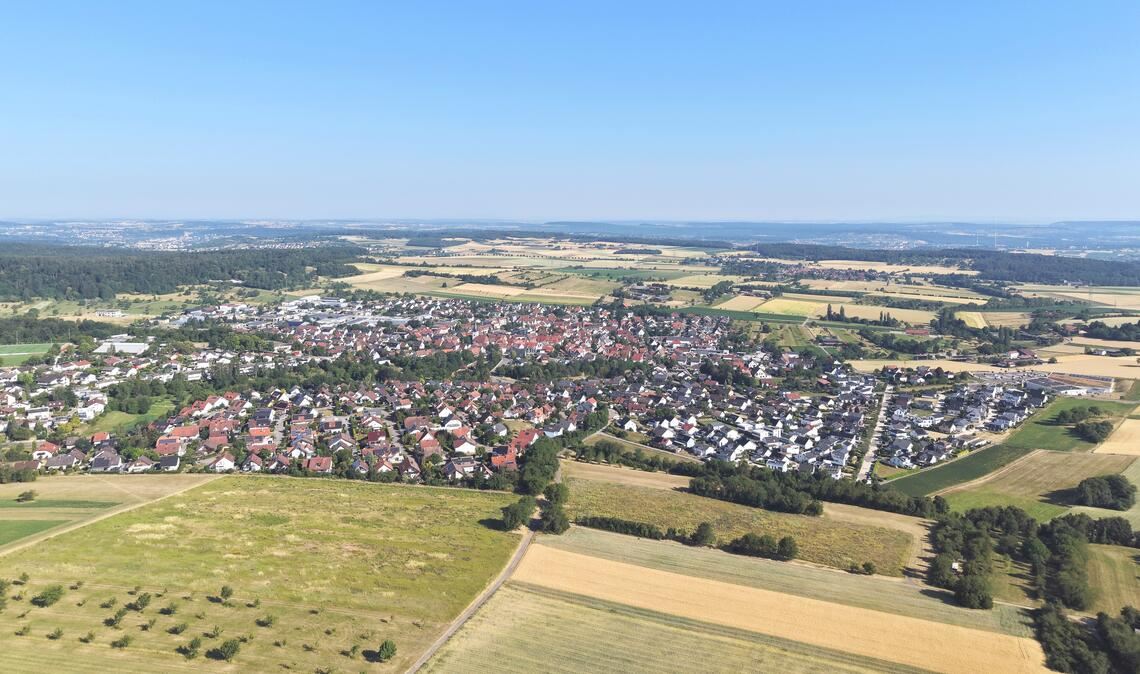 Der Wiernsheimer Hauptort könnte sich perspektivisch gen Süden erweitern – wie etwa durch die Bebauung der „Neuen Äcker“ – hier am linken unteren Bildrand zu sehen. Fotos: Schüller