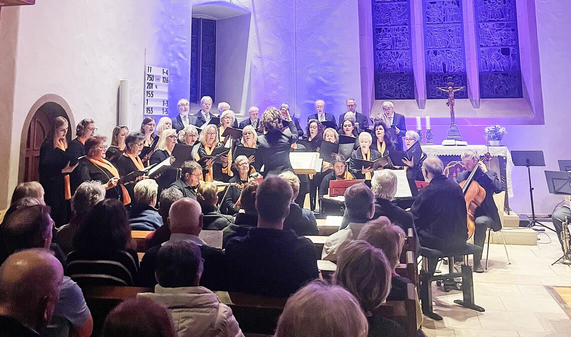 Der Wiernsheimer Mauritiuschor beim gut besuchten Adventskonzert. Fotos: Seidel