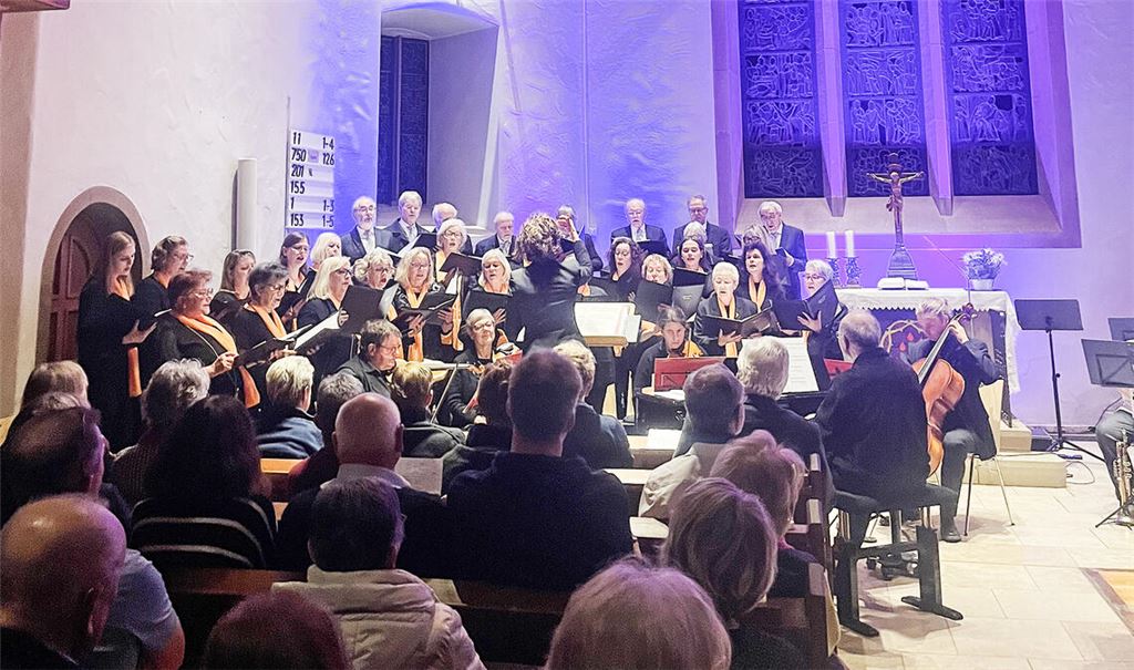 Der Wiernsheimer Mauritiuschor beim gut besuchten Adventskonzert. Fotos: Seidel