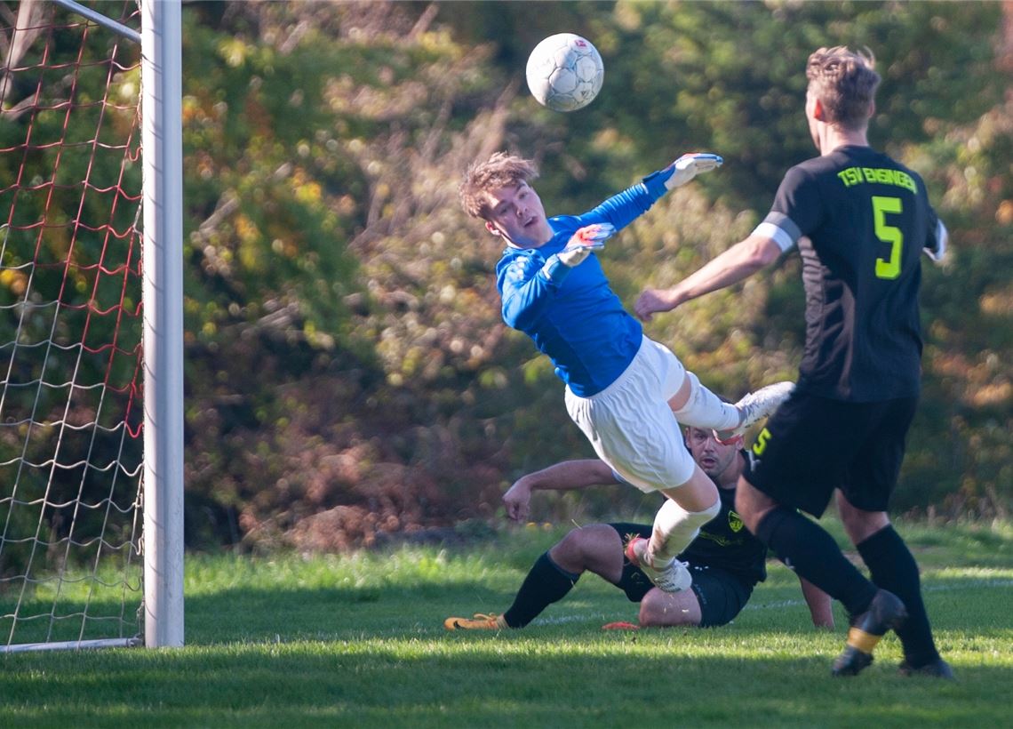 Der Wiernsheimer Torhüter will das 0:2 verhindern, was nicht gelingt. Foto: Fotomoment