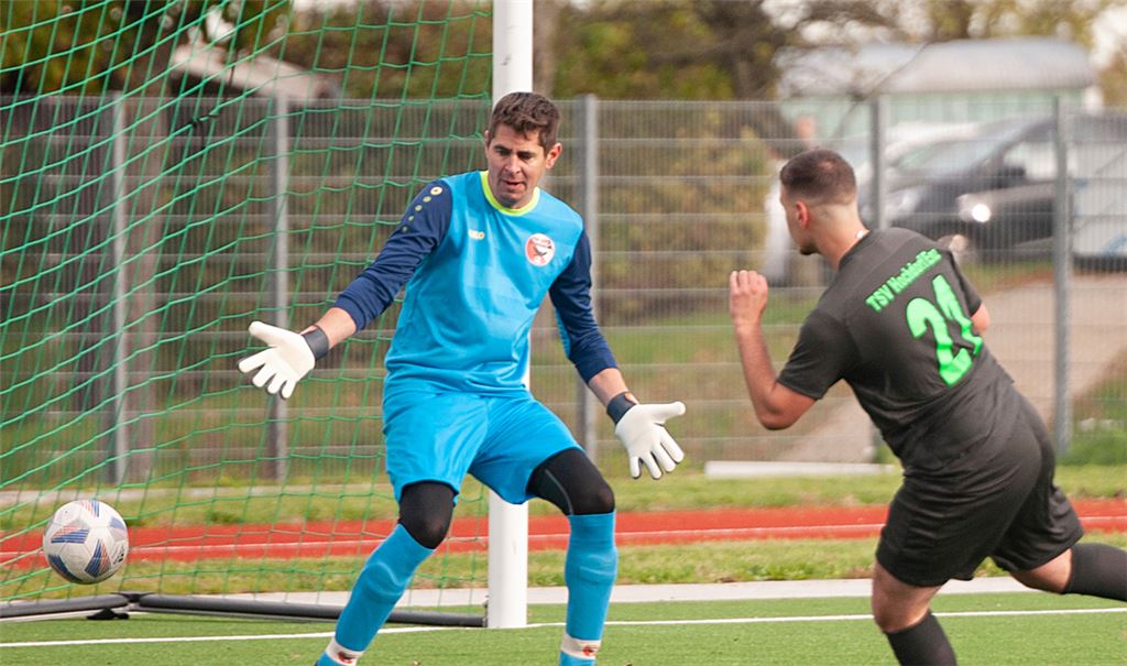 Der Wiernsheimer Tormann in einer Szene gegen Mezopotamya II. Foto: Fotomoment