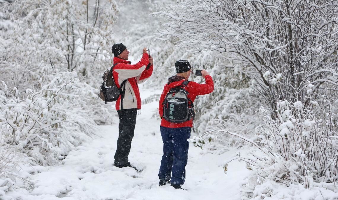 Bilder des Tages Der Winter kommt: Wanderer sind auf dem verschneiten Brocken unterwegs und genießen die Winterlandschaft.