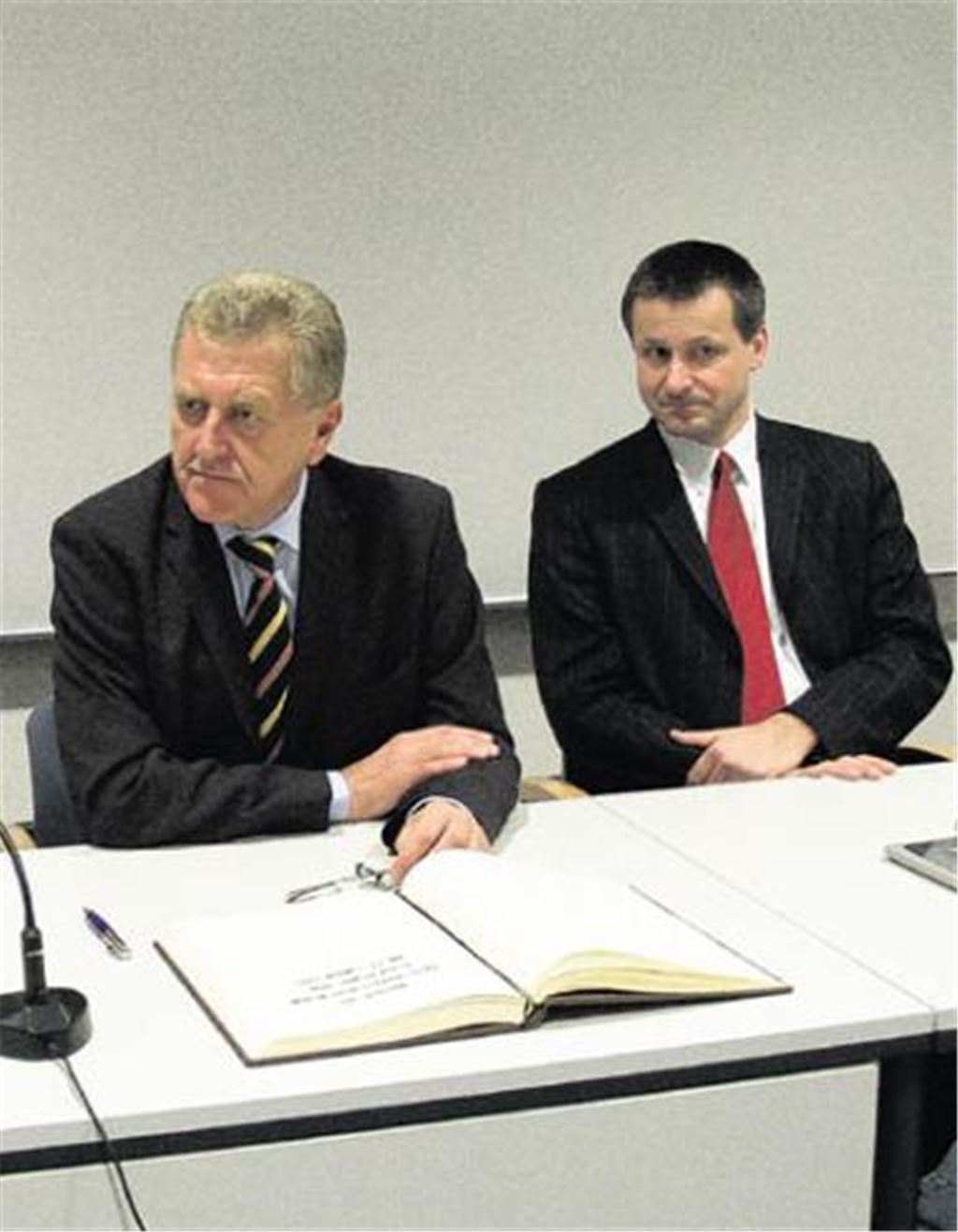 Der Wirtschaftsminister und sein möglicher Nachfolger: Ernst Pfister (FDP, li.) im Januar 2007 bei einem Besuch in der Gemeinde Illingen, begleitet von Dr. Hans-Ulrich Rülke, inzwischen Fraktionschef und wirtschaftspolitischer Sprecher der liberalen Landtagsfraktion. Archivfoto: Sadler