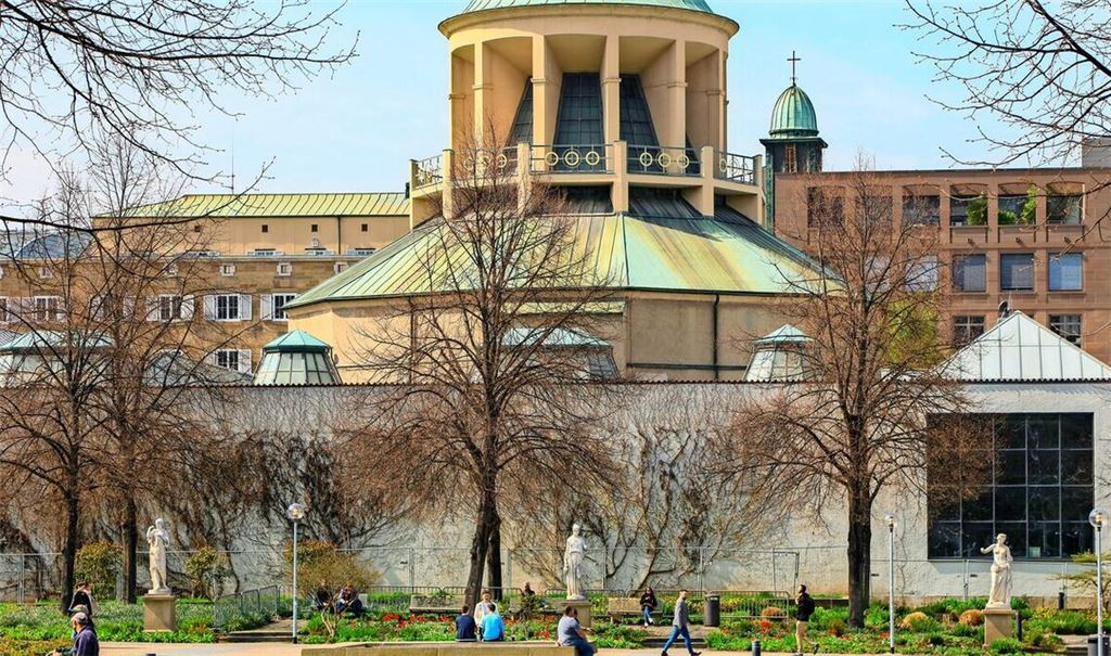 Der Württembergische Kunstverein ist im Kunstgebäude am Schlossplatz beheimatet