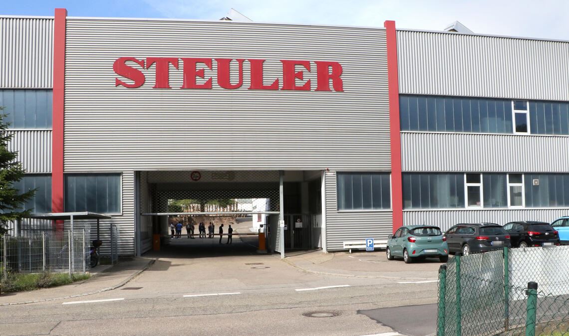 Der Zaun an der Werkseinfahrt in der Industriestraße ist halb heruntergelassen, die Brennöfen im Steuler-Werk bleiben nach dem Produktionsstopp im Juli für immer aus. Foto: Wewoda