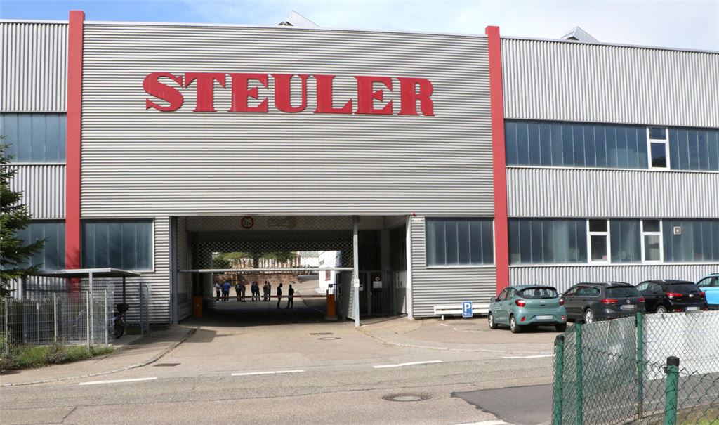 Der Zaun an der Werkseinfahrt in der Industriestraße ist halb heruntergelassen, die Brennöfen im Steuler-Werk bleiben nach dem Produktionsstopp im Juli für immer aus. Foto: Wewoda