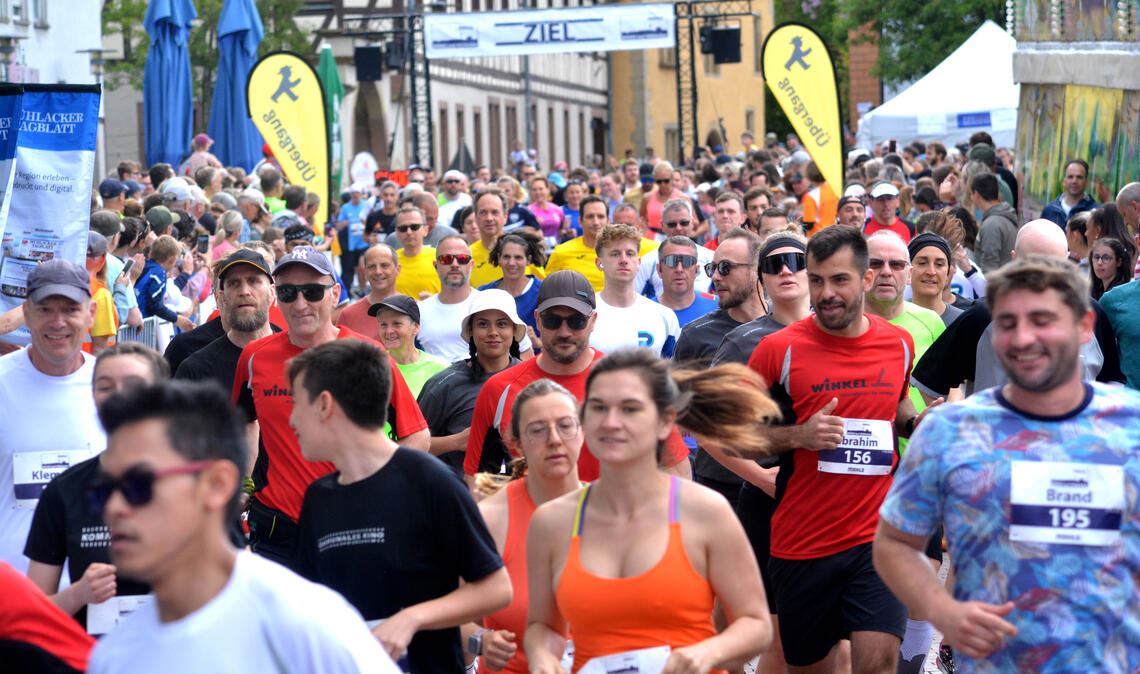 Der Zehn-Kilometer-Lauf lockt Massen auf die Strecke.