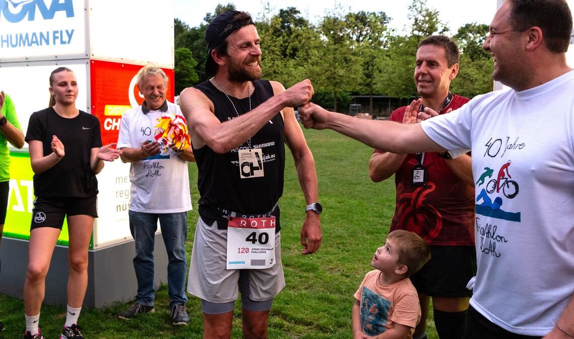 Der Zieleinlauf am 40. Tag der Herausforderung wird passend zum 40. Geburtstag des Triathlons in Roth gebührend gefeiert.
