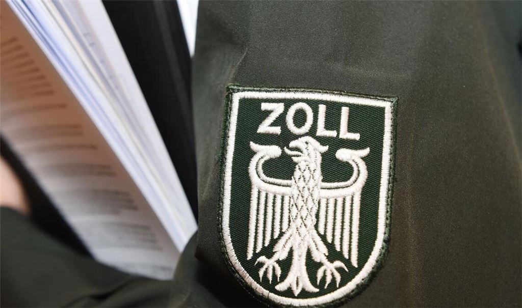 Der Zoll hat einen Mann mit knapp Hundert bei Kindern beliebten Spielfiguren gestoppt. (Symbolbild)