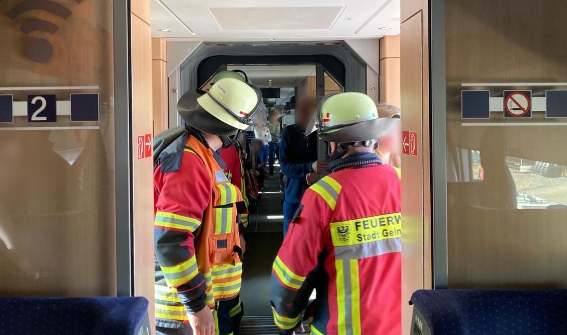 Der Zug steht, die Passagiere müssen ihn verlassen.