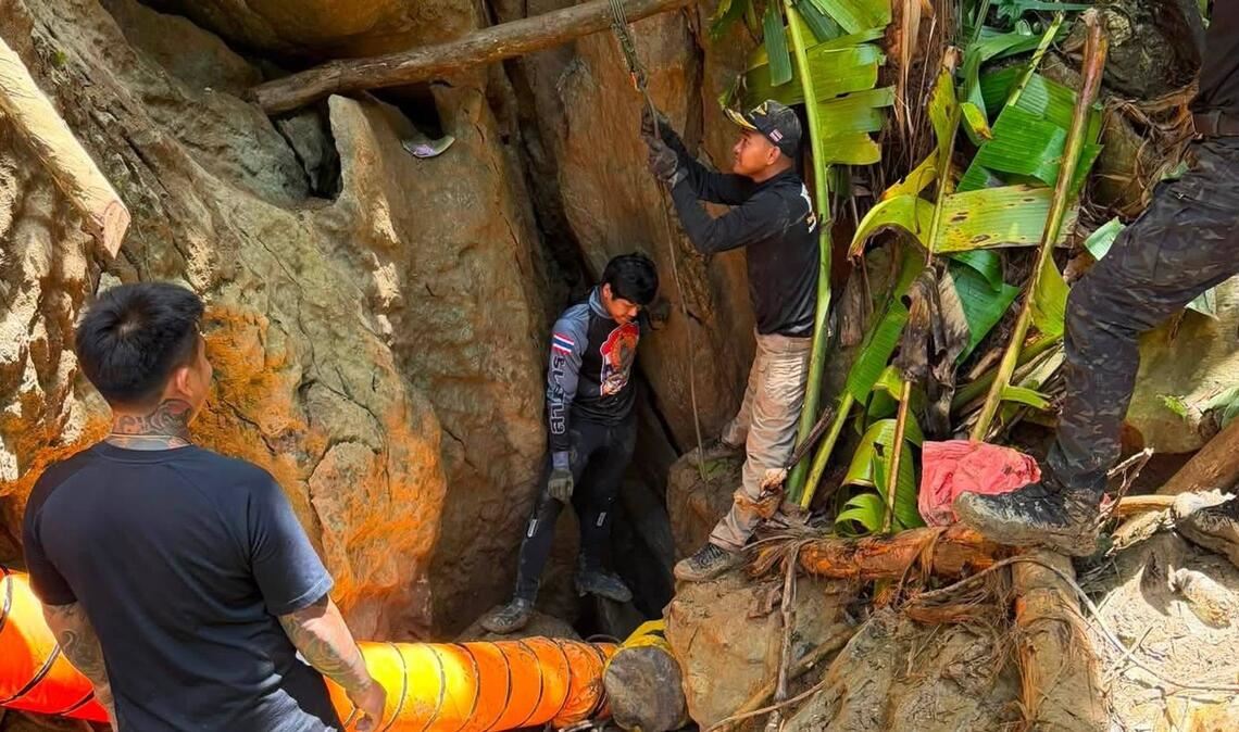 Der Zugang zu der Höhle ist extrem eng.