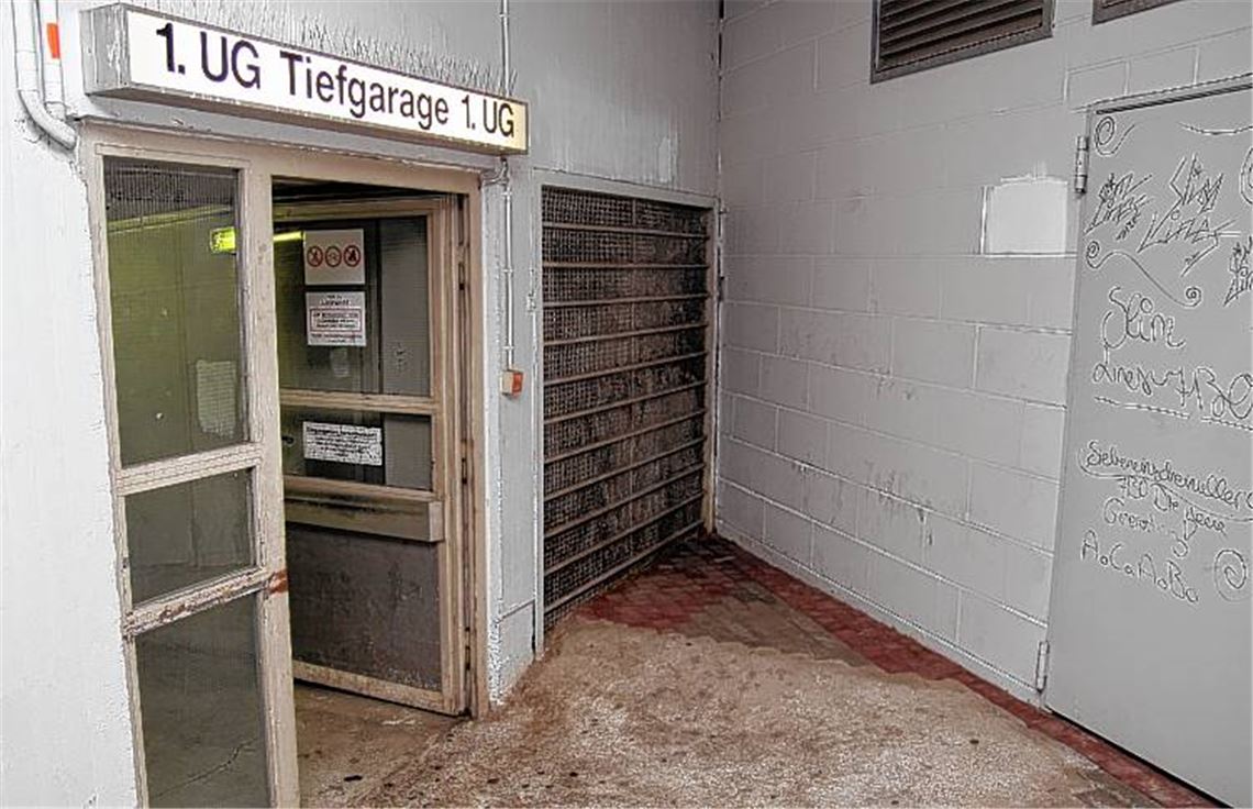 Der Zugang zur Tiefgarage wird als Toilette missbraucht.