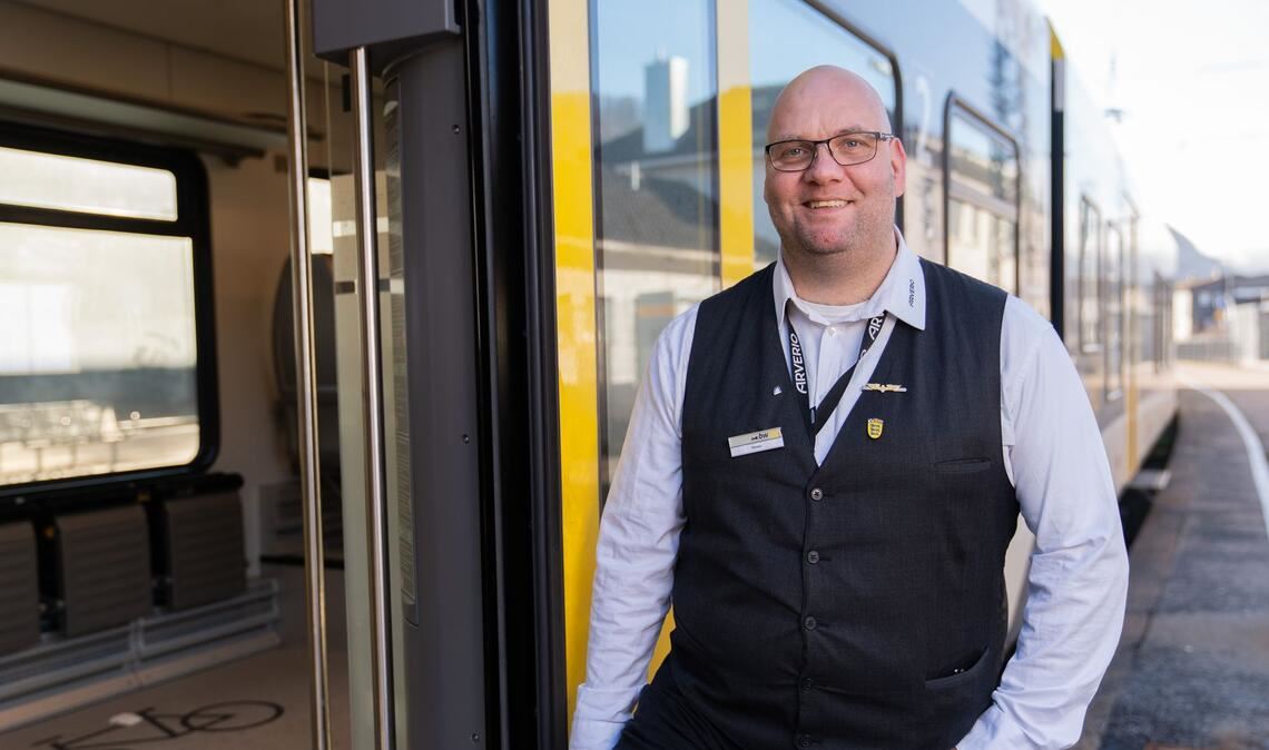 Der Zugbegleiter Ronald-Phillip Tolkiehn erhält den Preis Eisenbahner mit Herz.