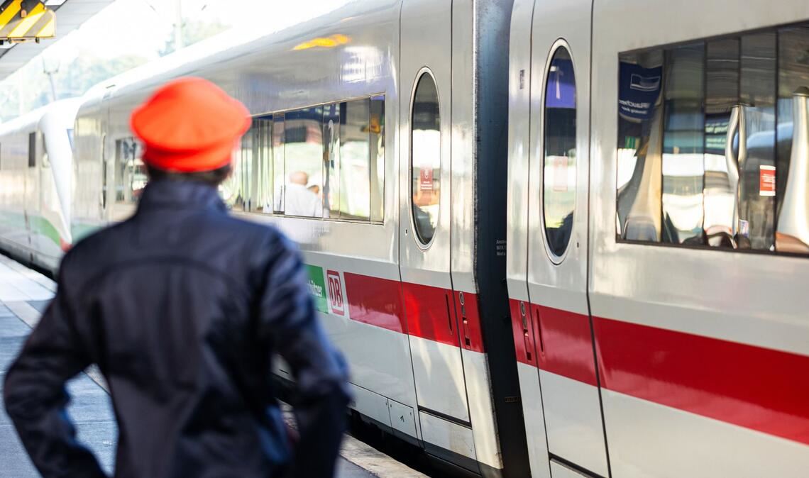 Der Zugbegleiter verlor nach dem Angriff das Bewusstsein und starb später in einer Klinik an einer Hirnblutung (Symbolbild).