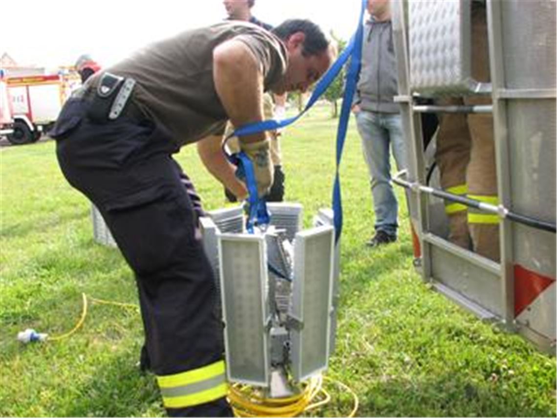 Der Zugführer Michael Haug bei der Erprobung der LED-Feuerwehrleuchte.  
Foto: p