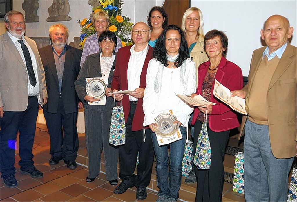 Der Zweite Vorsitzende des Südwestdeutschen Hundesportverbands Peter Kaspar und der HSVM-Vorsitzende Reinhold Roller (v.li.) ehren Hundesportler für 25-jährige Mitgliedschaft. Fotos: Kollros