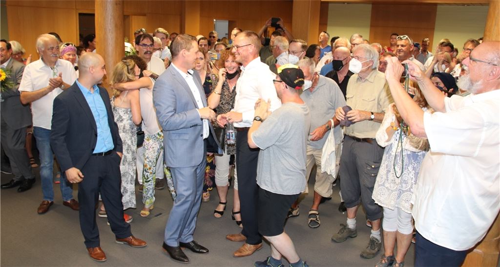 Der Zweitplatzierte Matthias Beck gratuliert dem Sieger der Vaihinger OB-Wahl Uwe Skrzypek (Mitte, weißes Hemd). Links im dunklen Anzug Bernd Rothmann. Foto: Arning