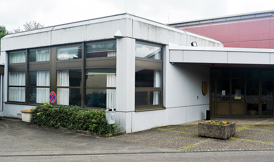 Der abgesenkte Bereich über dem Vereinszimmer der Erlentalhalle wird abgedichtet. Foto: Stahlfeld