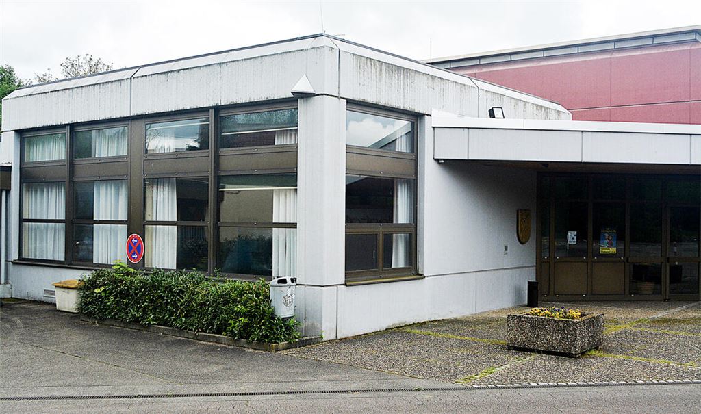 Der abgesenkte Bereich über dem Vereinszimmer der Erlentalhalle wird abgedichtet. Foto: Stahlfeld