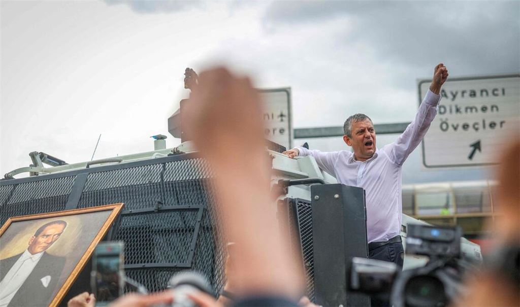 Der abgesetzte Oppositionsführer Özgür Özel auf einem Wasserwerfer der Polizei – er will jetzt nicht aufgeben.