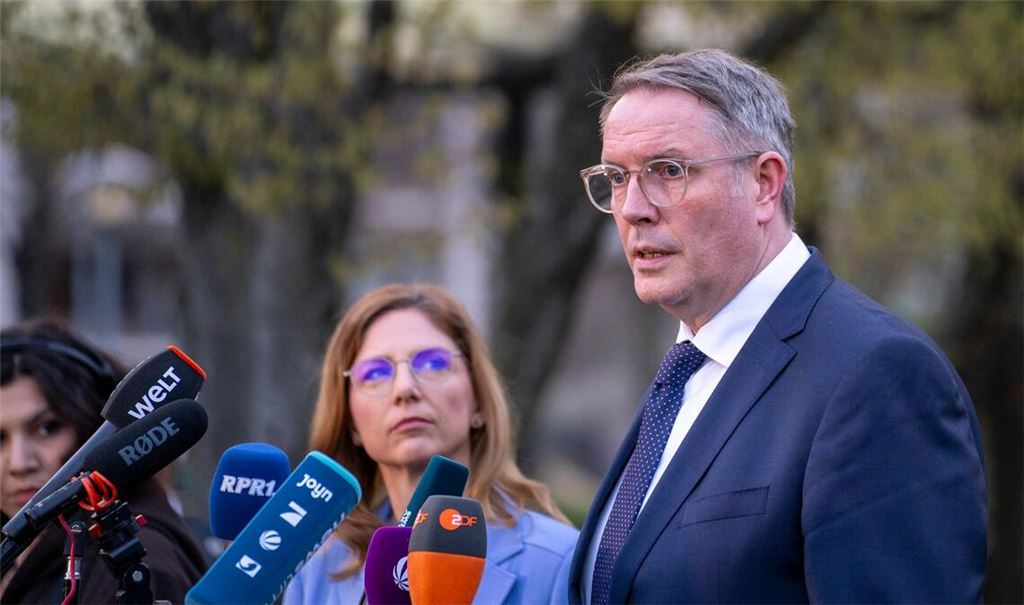 Der abgewählte Ministerpräsident Alexander Schweitzer soll die Koalitionsverhandlungen mit der CDU für die SPD führen.