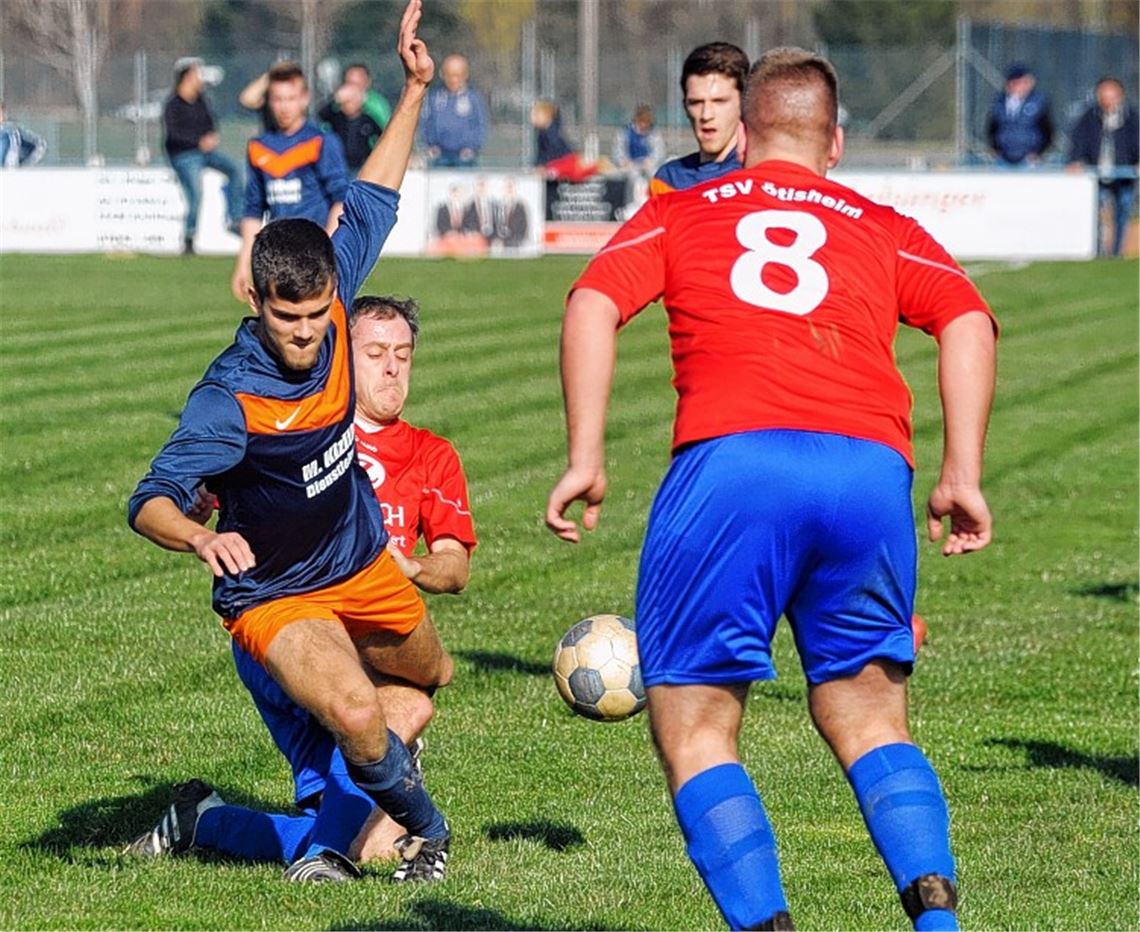 Der abstiegsbedrohte TSV Ötisheim (rote Trikot) wird für eine engagierte Leistung beim FV Knittlingen nicht mit Punkten belohnt. Foto: Fotomoment