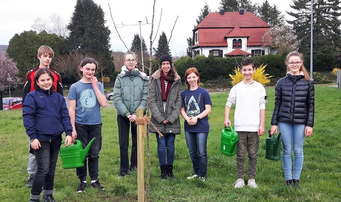 Der achte Konfi-Baum ist in Lienzingen gepflanzt worden. Foto: Heugel-Appu
