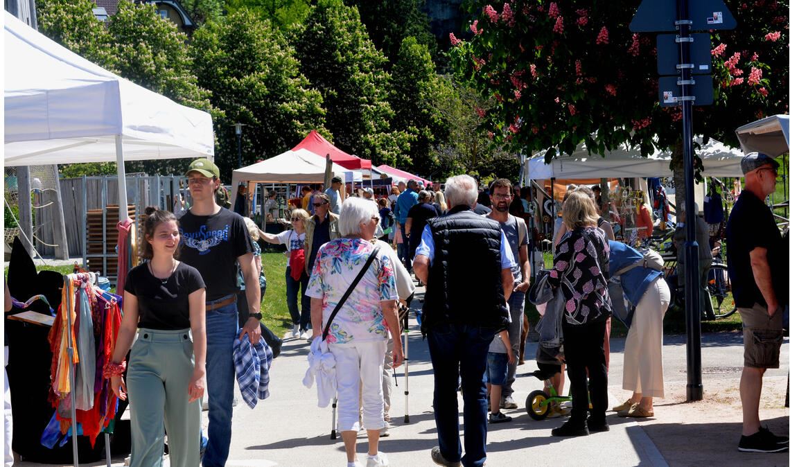 Der achte Kunsthandwerkermarkt in den Enzgärten lockt zahlreiche Gäste an. Fotos: Stahlfeld