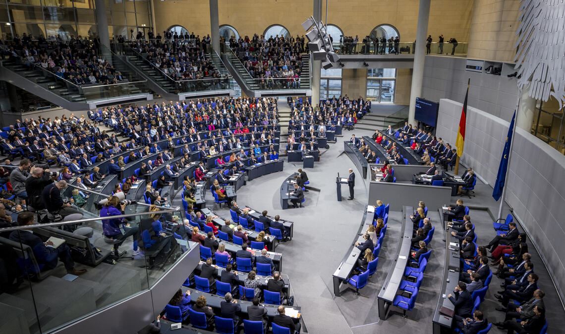 Der alte Bundestag muss jetzt noch einmal in zwei Sondersitzungen zusammenkommen. Es geht um ein umstrittenes Milliardenpaket, das zur Abstimmung steht. Symbolfoto: DBT/Thomas Köhler/photothek