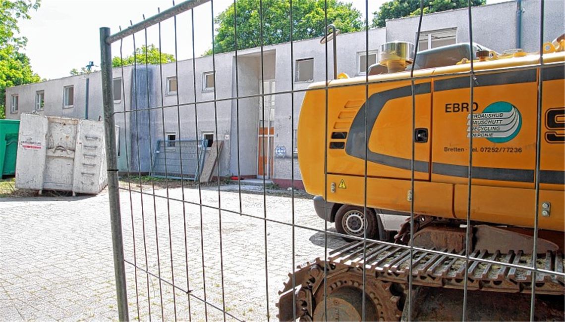 Der alte Kindergarten „Schatzkiste“ wurde wegen Statikproblemen geschlossen, jetzt wird er abgerissen. An seiner Stelle entsteht eine Asylbewerberunterkunft. Foto: Goertz