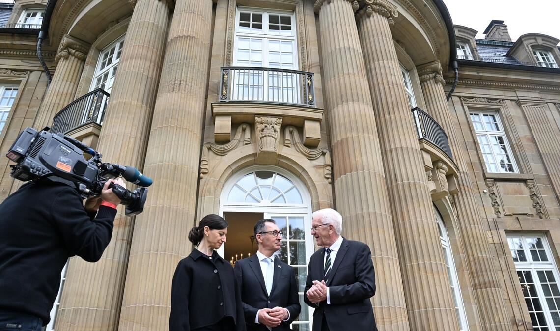 Der alte und der neue Hausherr: Winfried Kretschmann, Cem Özdemir und Özdemirs Ehefrau Flavia Zaka stehen vor der Villa Reitzenstein.