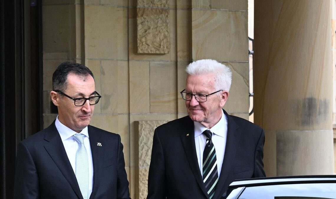 Der alte und der neue Ministerpräsident von Baden-Württemberg: Winfried Kretschmann (rechts) mit seinem Nachfolger Cem Özdemir.