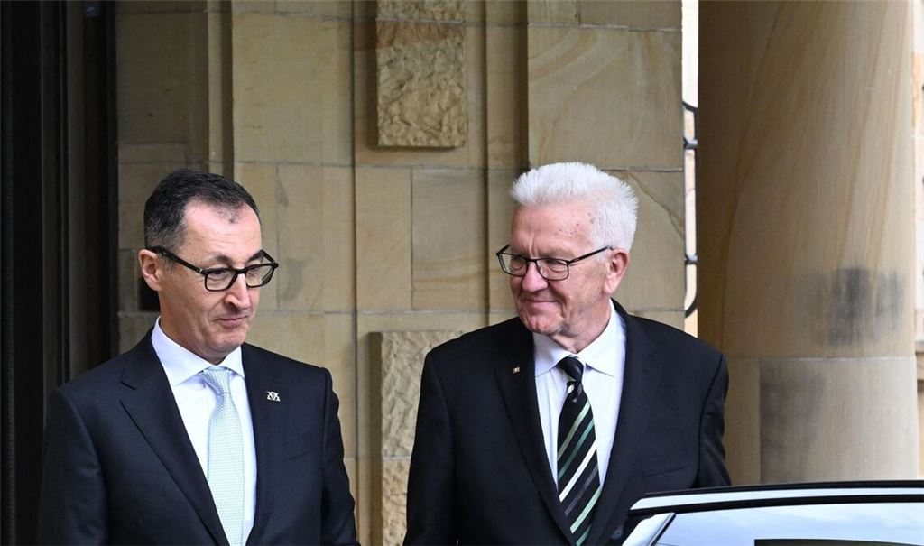 Der alte und der neue Ministerpräsident von Baden-Württemberg: Winfried Kretschmann (rechts) mit seinem Nachfolger Cem Özdemir.