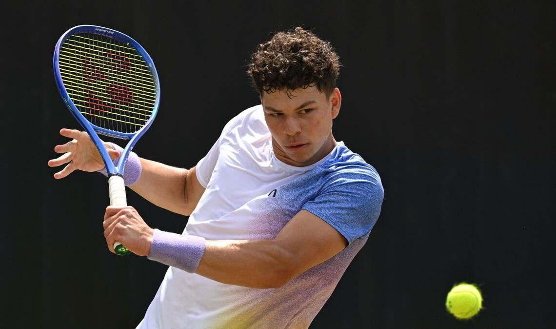 Der amerikanische Titelfavorit Ben Shelton ist beim Stuttgarter Rasen-Tennisturnier ins Viertelfinale eingezogen.