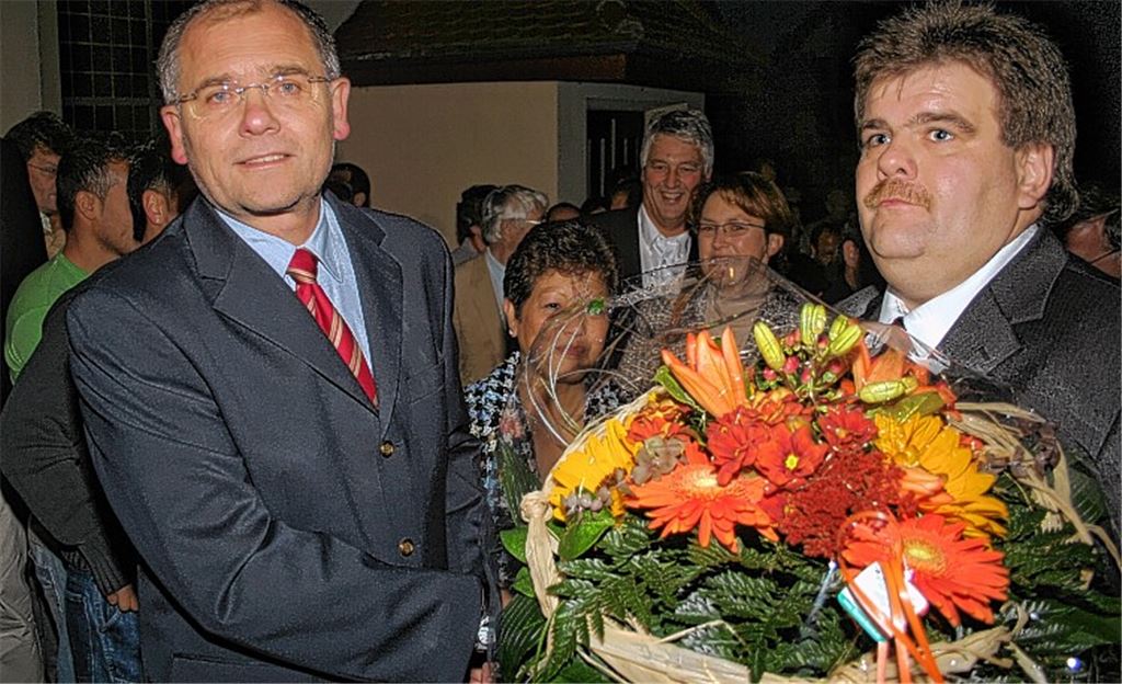 Der amtierende Bürgermeister Norbert Holme (li.) – hier bei seiner ersten Wahl im Jahr 2006 mit Wahlausschussleiter Martin Brunner (re.) – will weitere acht Jahre im Amt bleiben.