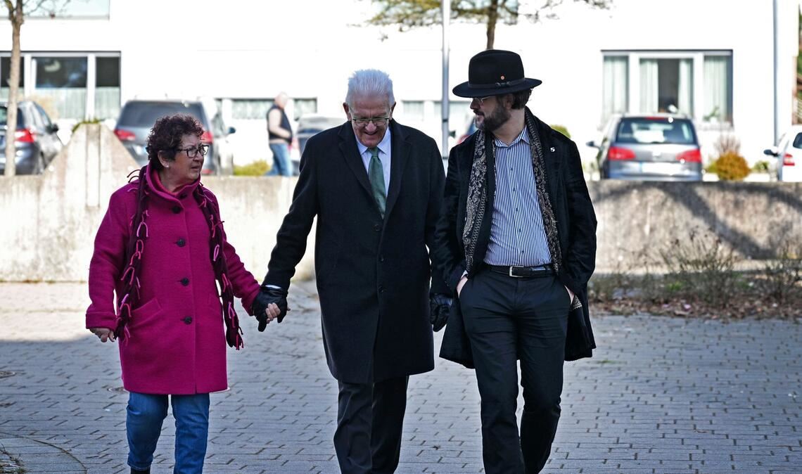 Der amtierende Ministerpräsident Winfried Kretschmann mit seiner Frau Gerlinde und seinem Sohn Johannes auf dem Weg zur Stimmabgabe in Sigmaringen.