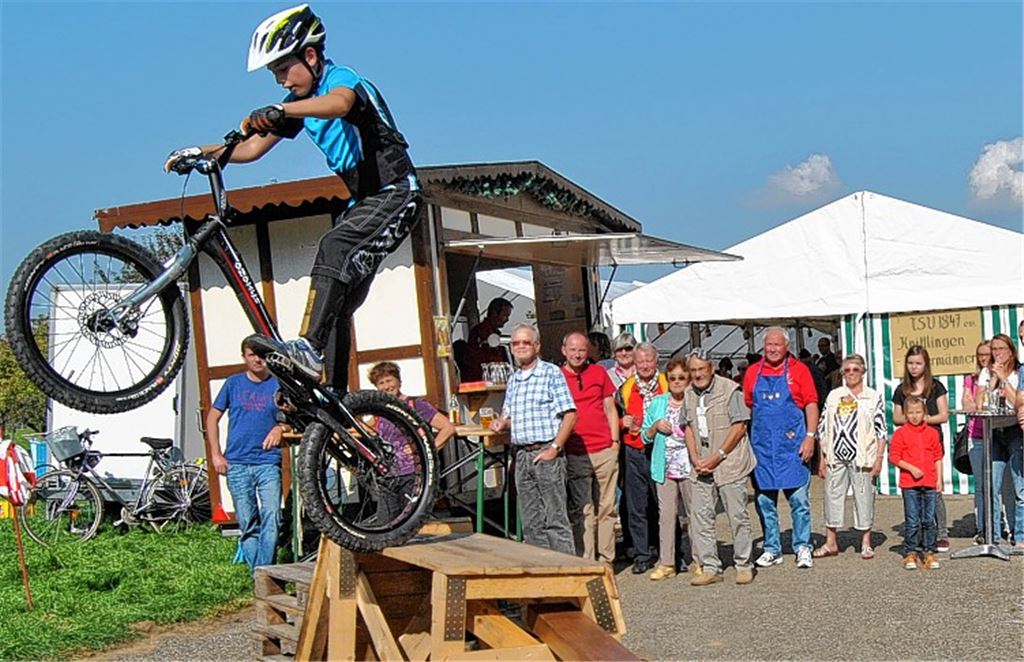 Der amtierende deutsche Jugendmeister im Fahrradtrail, Melvin Herrmann aus Knittlingen, begeistert die Besucher. 