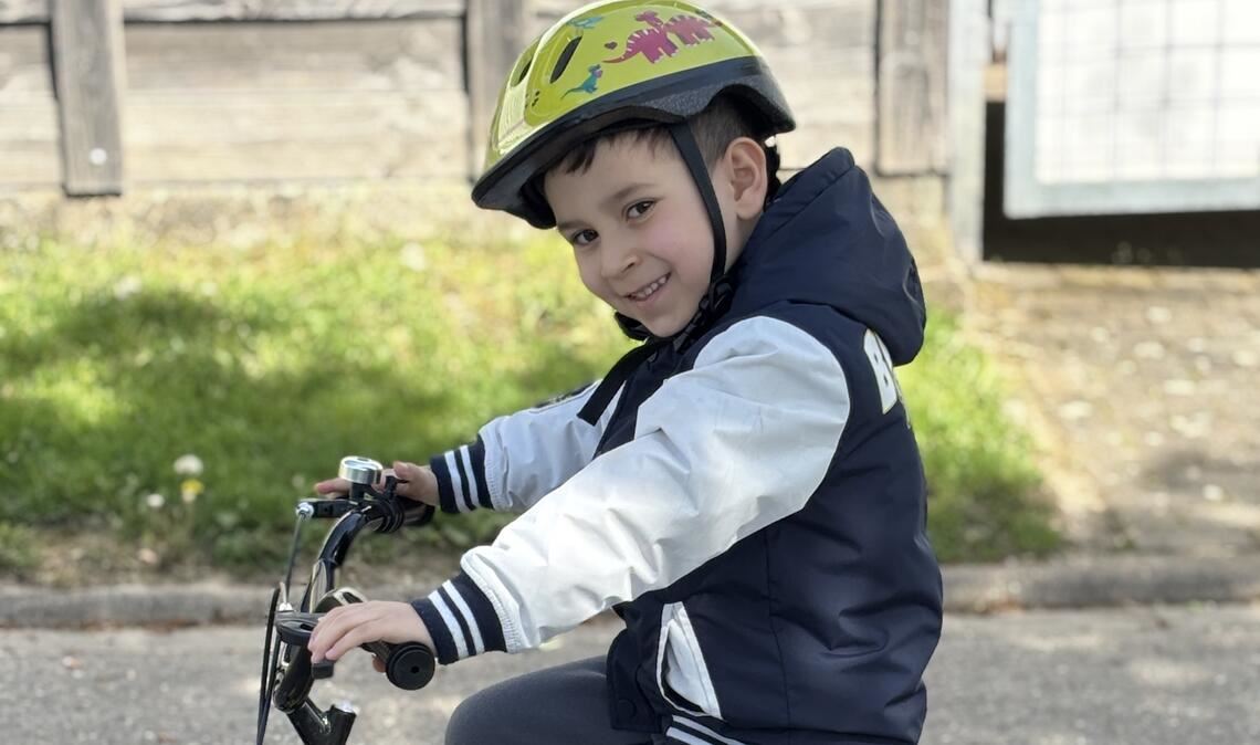 Der an einer Vorstufe zur Leukämie erkrankte Eliyas will endlich wieder ans Meer fahren, Fußball spielen und später Polizist werden. Wer ihm helfen möchte, kann das bei einer DKMS-Typisierungsaktion im Rahmen des Maulbronner Weihnachtsmarkts tun. Foto: privat