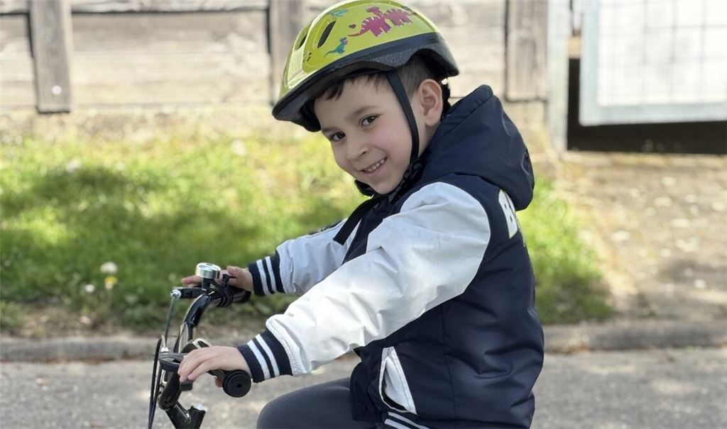 Der an einer Vorstufe zur Leukämie erkrankte Eliyas will endlich wieder ans Meer fahren, Fußball spielen und später Polizist werden. Wer ihm helfen möchte, kann das bei einer DKMS-Typisierungsaktion im Rahmen des Maulbronner Weihnachtsmarkts tun. Foto: privat