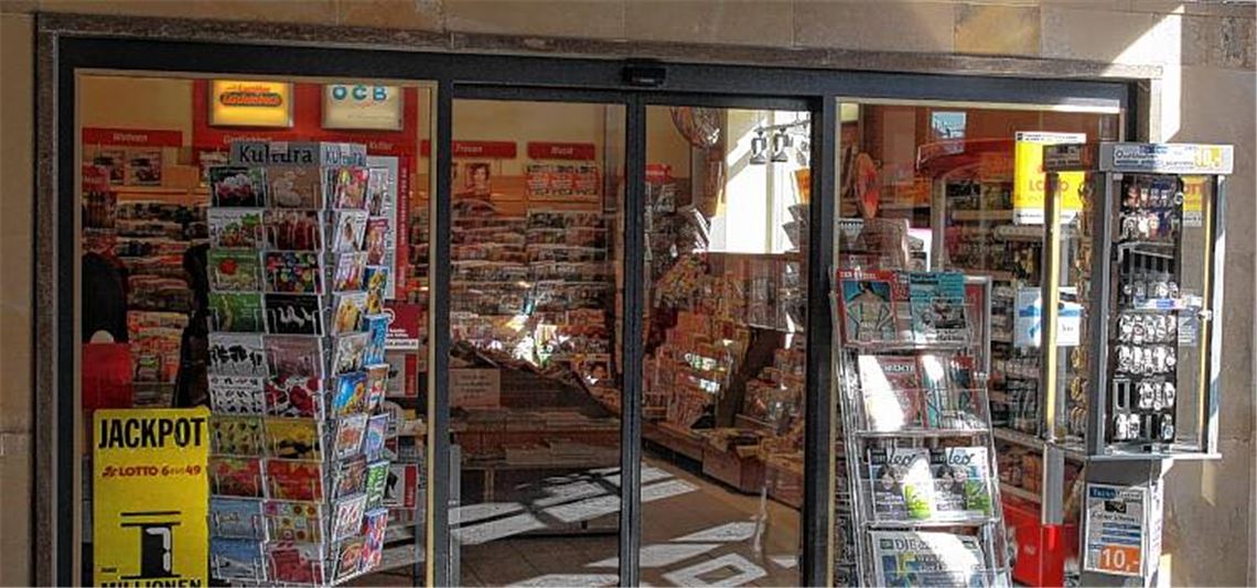 Der angebliche Tatort: Am Ostermontag inszeniert ein Brüderpaar einen Überfall auf den Kiosk im Bahnhof. Das „Opfer“ wird vom Komplizen mit Kabelbinder und Klebeband gefesselt.