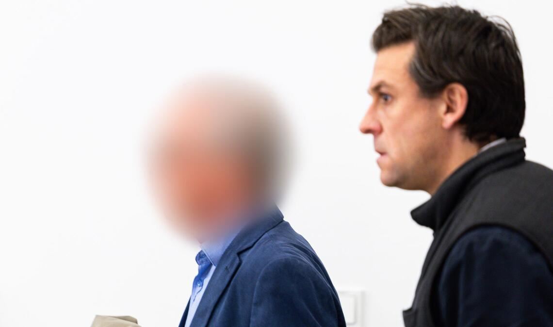 Der angeklagte Ex-Parlamentarier (l) bestreitet vor Gericht den Vorwurf des Kindesmissbrauchs.