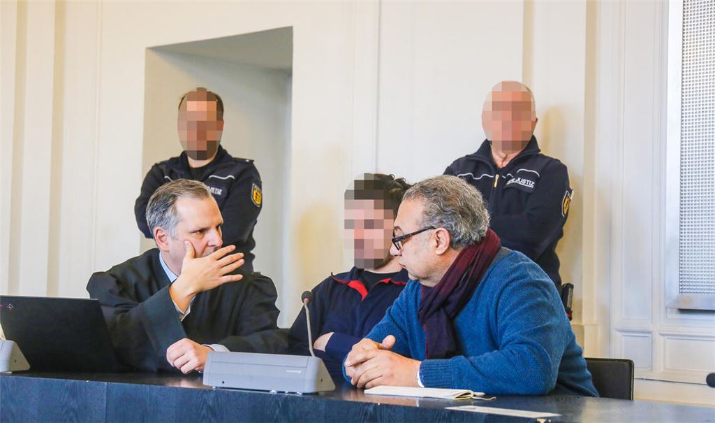 Der angeklagte Iraker (in der Mitte) muss wegen versuchten Mordes für zehn Jahre ins Gefängnis. Foto: Deeg