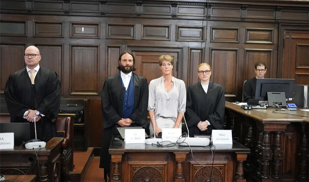 Der angeklagte Israeli sitzt als einziger Beschuldigter in Untersuchungshaft und wird erst in den Gerichtssaal geführt, wenn die Fotografen ihn verlassen haben.