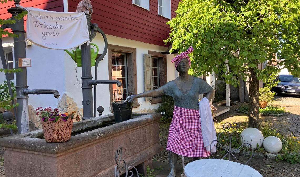 Der aufgehübschte Dorbrunnen mit kuriosem Angebot in Schützingen. Foto: Selma Gienger
