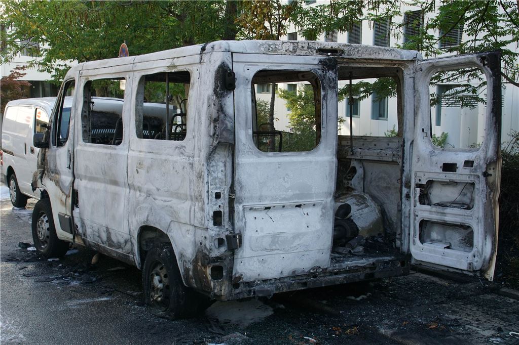 Pforzheim: Transporter Vollbrand beim Siloah Krankenhaus
