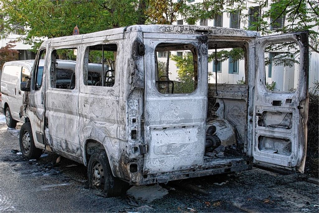 Transporter brennt auf Klinik-Parkplatz