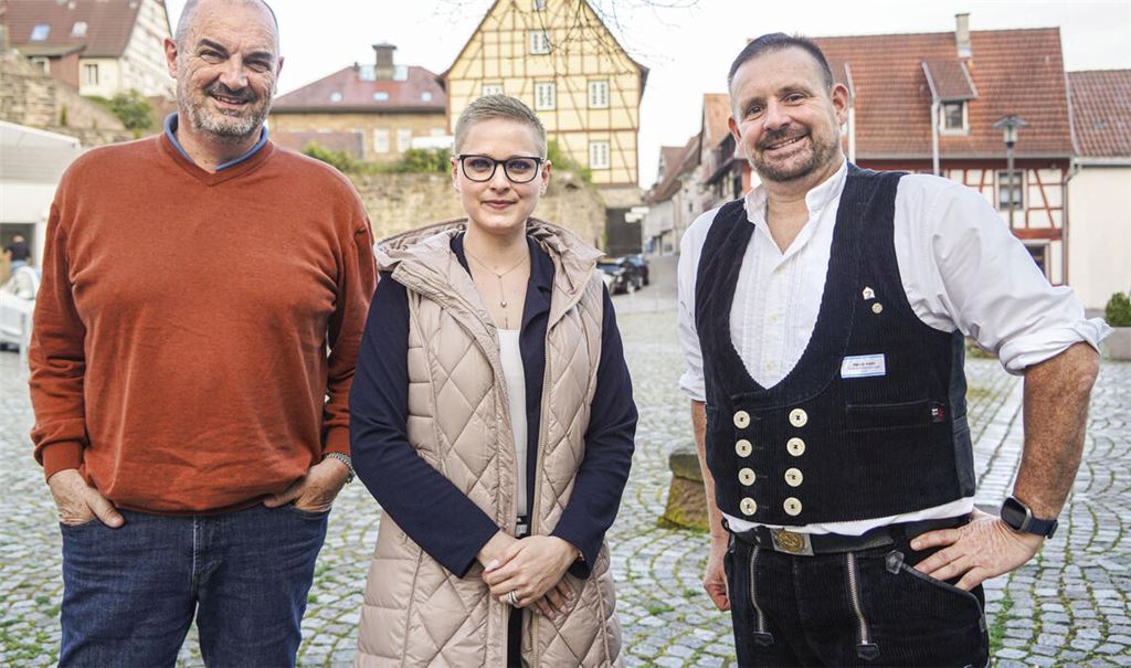 Der ausgeschiedene Geschäftsführer der Kreishandwerkerschaft, Matthias Morlock, Nachfolgerin Catarina Haberstroh und Obermeister Patrick Vester (v.li.) sehen die Zimmerer-Innung gut aufgestellt. Foto: Roller
