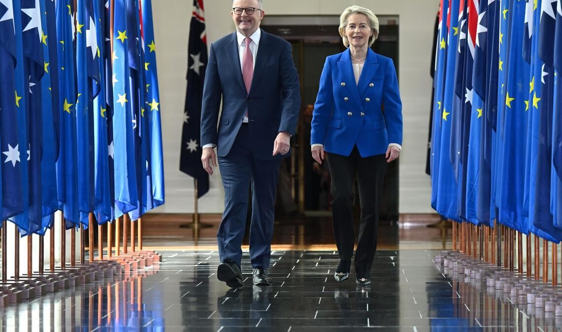 Der australische Premierminister Anthony Albanese und Ursula von der Leyen, Präsidentin der Europäischen Kommission, gehen nach einer Ansprache an Abgeordnete und Senatoren während einer gemeinsamen Sitzung im Repräsentantenhaus zusammen im Parlamentsgebäude in Canberra.